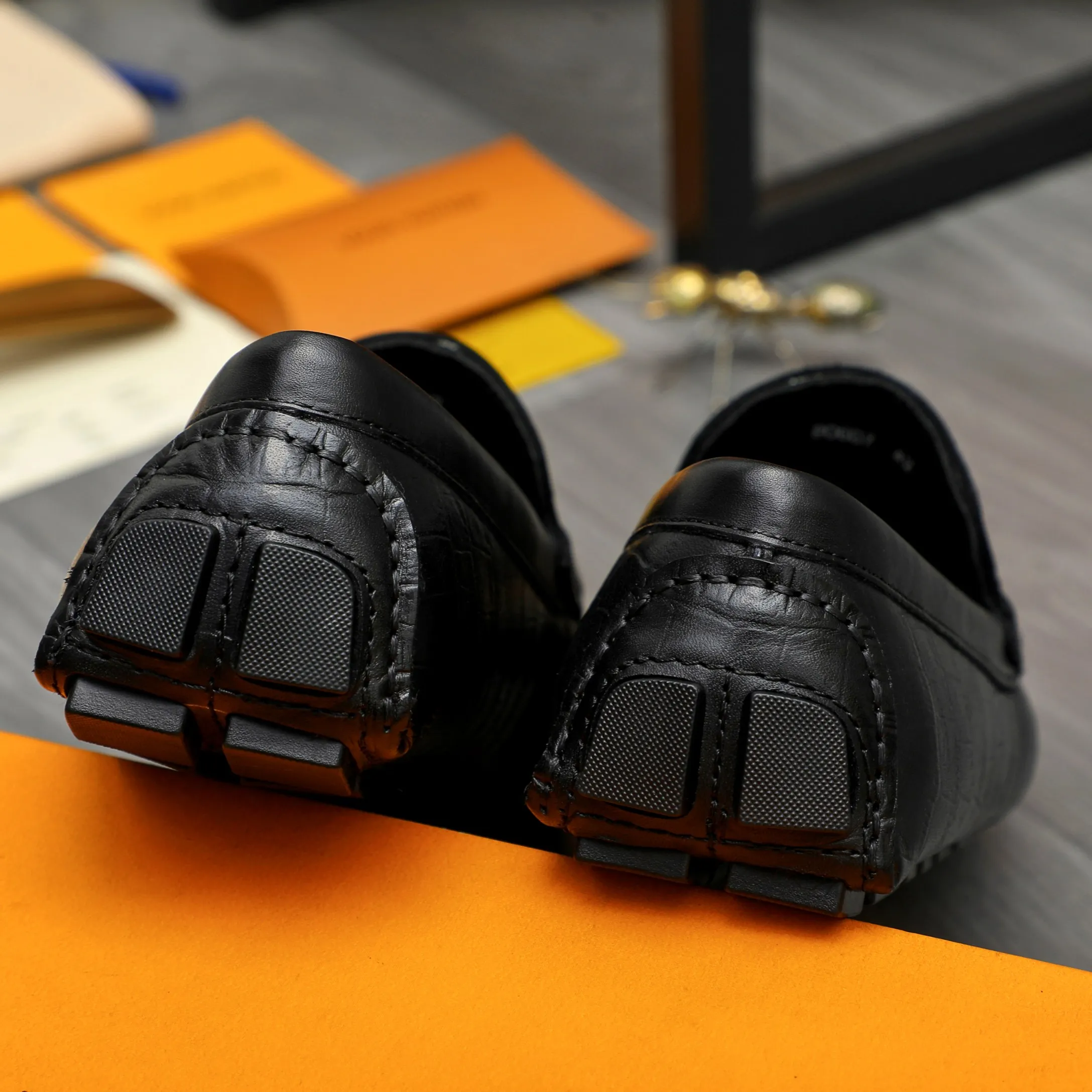 Men's shoes 💰p420 Product trademark: LV "Louis Vuitton" casual slip-on men's shoes Regular size: 38-44 Product material: Selected stone grain cowhide upper, sheepskin lining, original rubber outsole